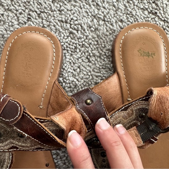 Ariat Brown Leather Thong Sandals Sz 6 Adjustable Studded Boho Festival Western - Picture 10 of 12